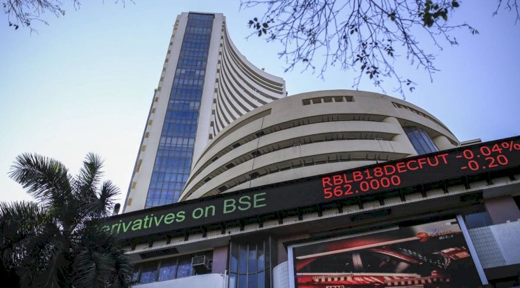 Omicron Caused Uproar In The Stock Market, Sensex Fell By More Than 1300 points, Nifty Took A Dive Of 414 points