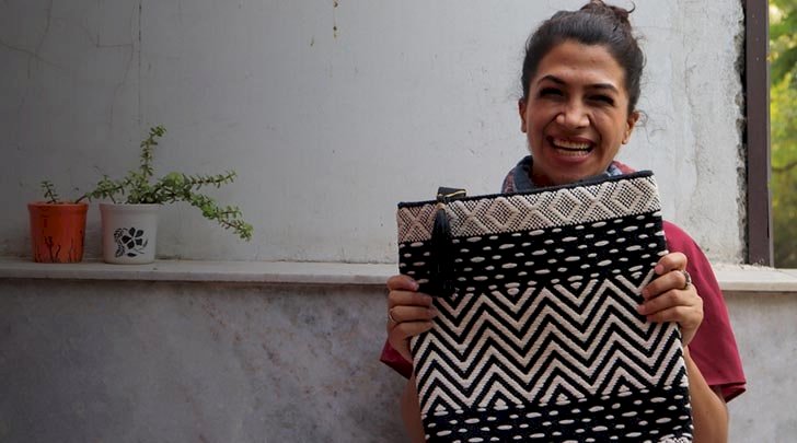 This Social Entrepreneur Is Operating With Rag Pickers And Makes Stylish Handbags From Plastic Waste.